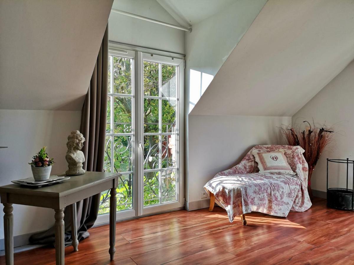 Le Domaine Des Pres Du Hom Bed & Breakfast Bézu-Saint-Éloi